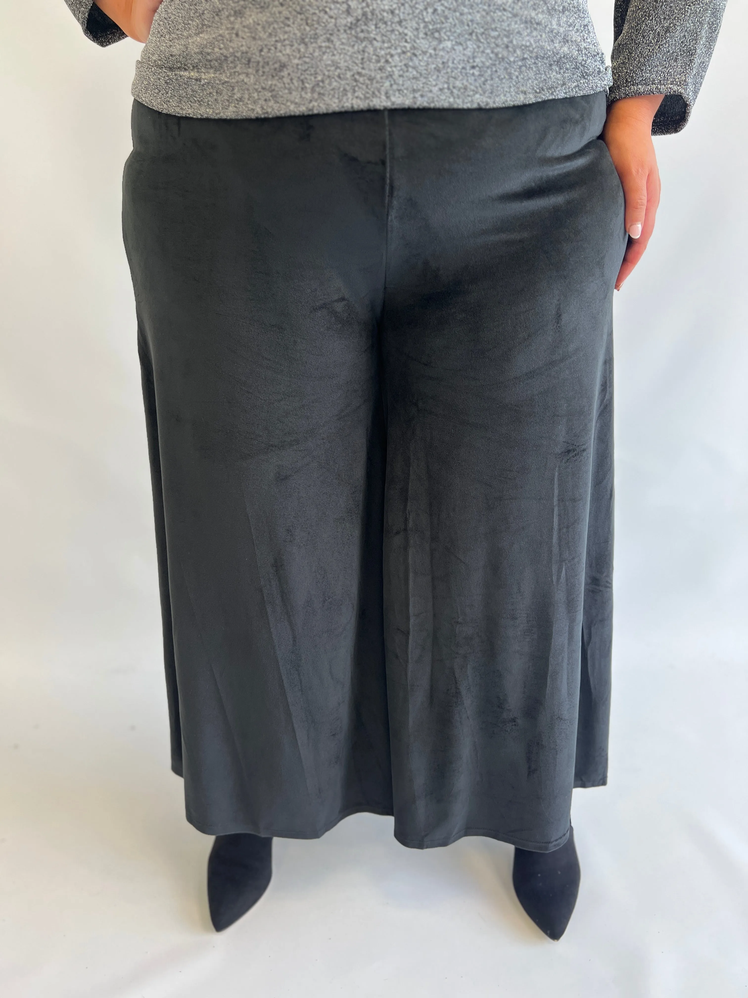 Ari Velvet Culottes in Black