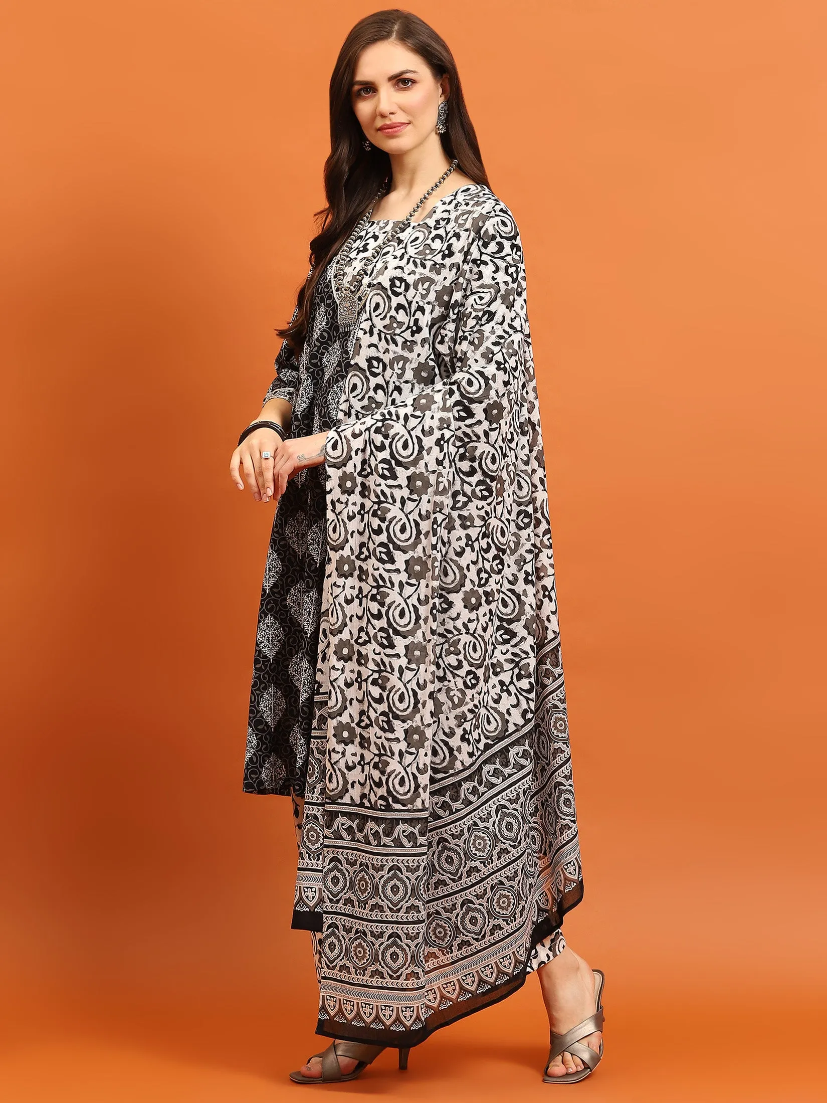 Indiessence Women Black Floral Printed Kurta Comfort Pant Dupatta